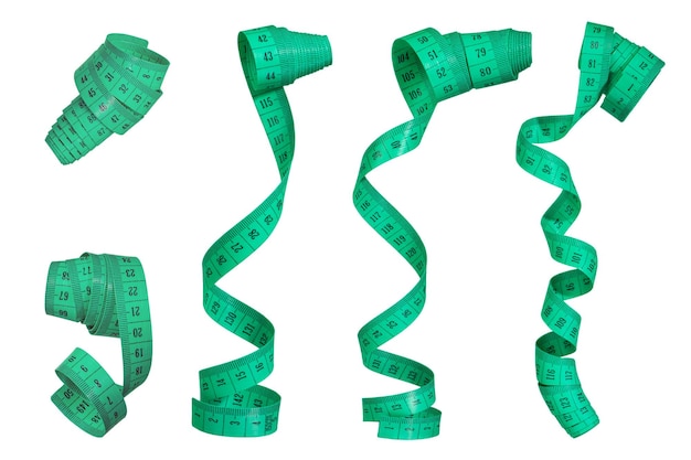 Metingstape geïsoleerd op witte achtergrond Een set metingstapes gerold in een spiraal Metingstapes voor het meten van afmetingen of afstanden zijn groen Het concept van gewichtsverlies of dieet