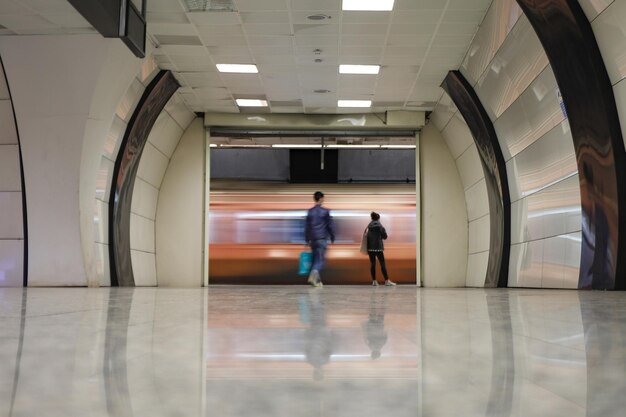 Foto metro in movimento in una stazione