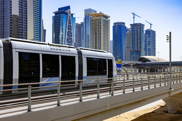 Treno della metropolitana nella città di dubai negli emirati arabi uniti