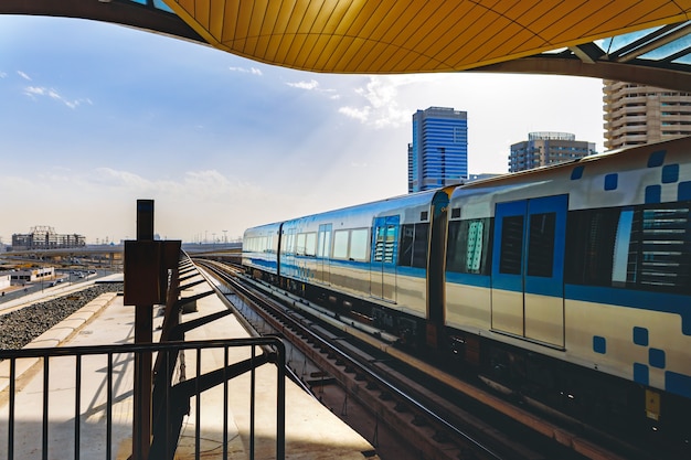 Metro spoorwegtrein in de stad van dubai in de vae