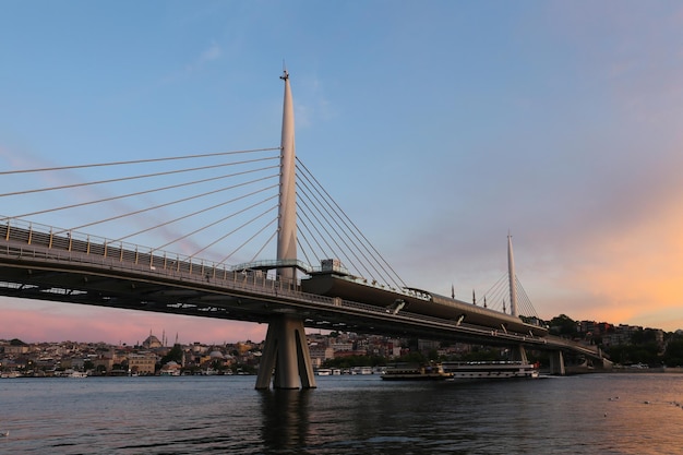 Metrobrug gouden hoorn in istanbul, turkije