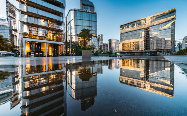 Metropoolstad met hoge gebouwen overdag