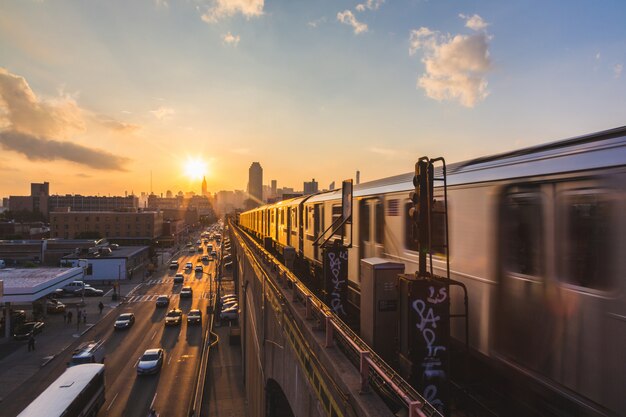 Metrotrein in new york bij zonsondergang