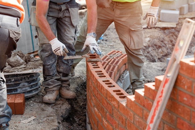 Metselaar werkt aan een gebogen muur