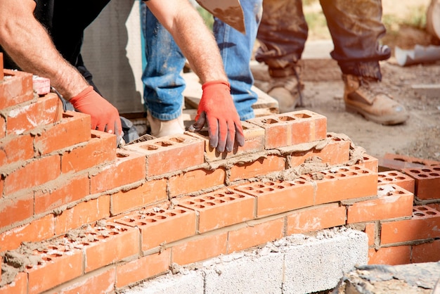 Metselaar werkt aan een gebogen muur