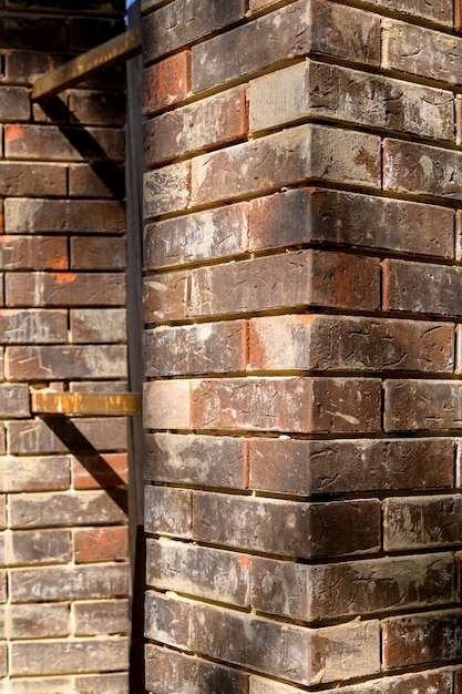 Metselwerk muur gemaakt van de bakstenen constructie van een gebouw