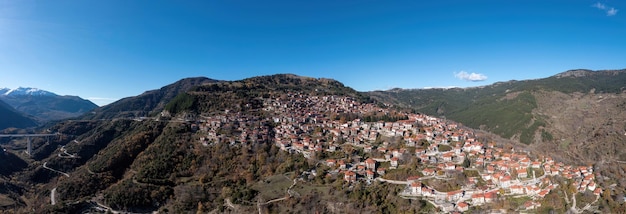 Metsovo Epirus Griekenland Luchtfoto drone panoramisch uitzicht op traditioneel dorp op Pindus berg Anilio brug