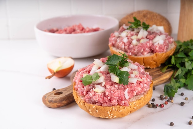 Mett brotchen Brotzeit Duits traditioneel rauwe burgerbroodje