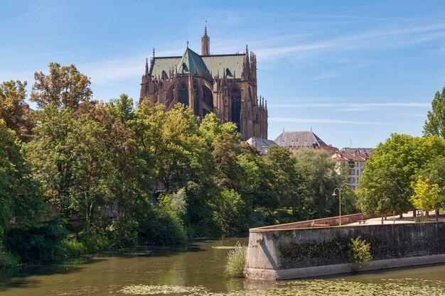 Photo the metz cathedral alongside the moselle river