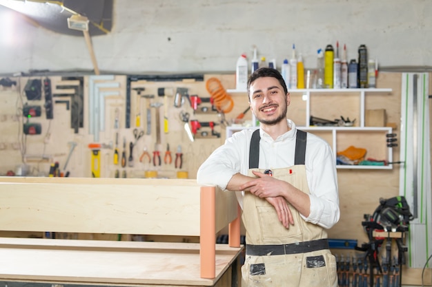 Meubelfabriek, kleine bedrijven, bedrijfsconcept - mensenarbeider bij de meubelproductie.