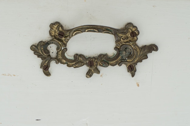 Meubels antiek handvat, bronzen meubelhandvat op een witte achtergrond, handvat voor vintage meubels, knop van antiek meubilair