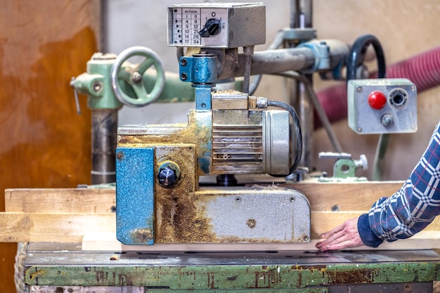 Meubels maken op een machine in een schrijnwerkerij