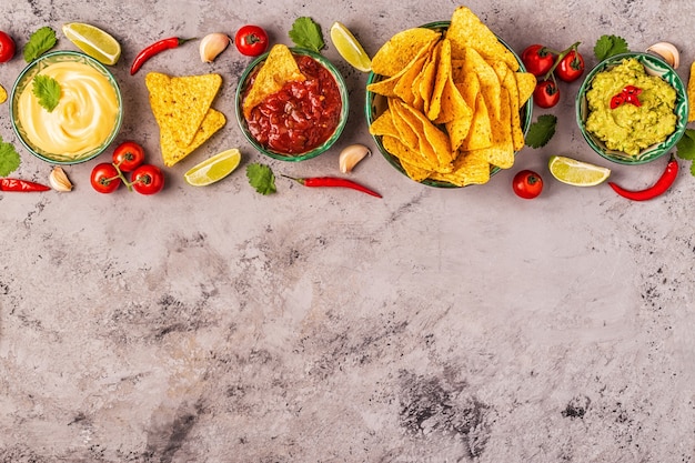 Mexicaans eten achtergrond guacamole salsa kaasachtige sauzen