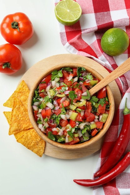 Mexicaans eten concept met pico de gallo op witte achtergrond