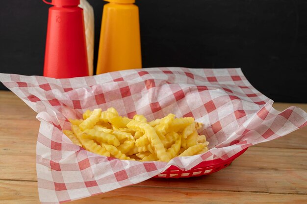 Mexicaans eten frietjes in een mand met ketchup en mosterd aan de zijkant