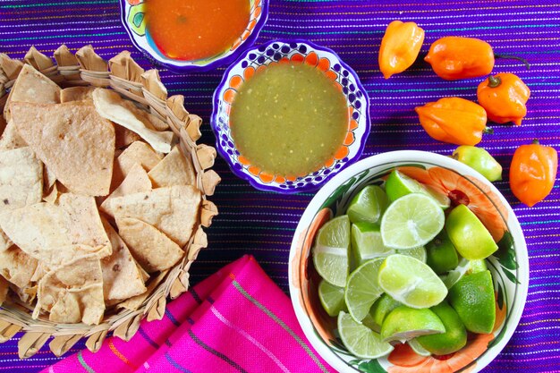 Mexicaans eten gevarieerd chili sauzen nachos citroen