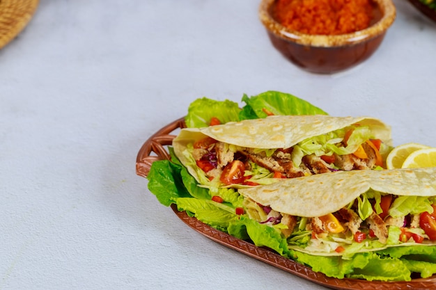 Mexicaans eten meel tortilla gevuld met sla, vlees en kaas