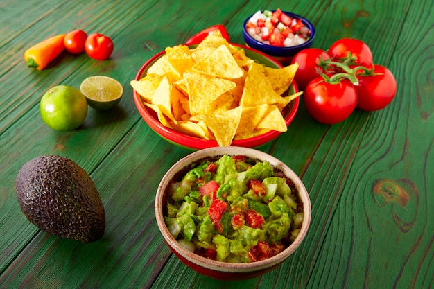 Mexicaans eten nachos guacamole pico gallo chili