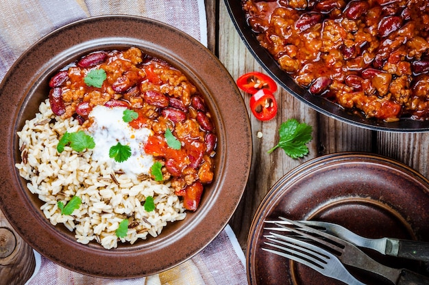 Mexicaans eten zelfgemaakte chili met bonen en wilde rijst