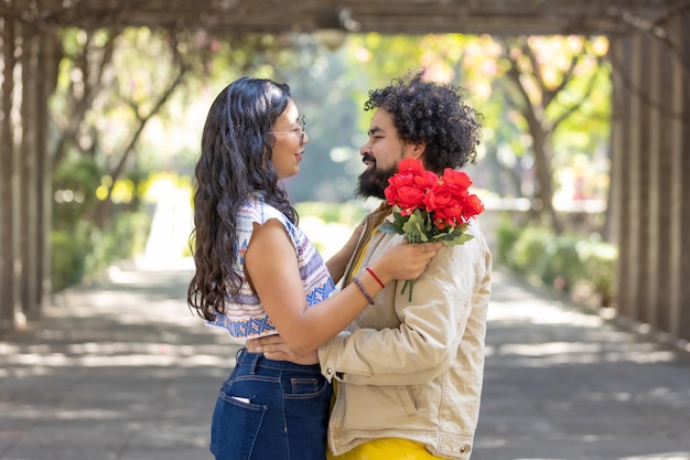 Mexicaans jong koppel knuffelen buiten op valentijnsdag