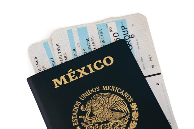 Mexicaans paspoort met twee gewone tickets binnen vakantie concept geïsoleerd op witte achtergrond