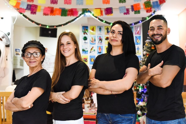 Mexicaans team van mensen in Mexicaans café die samen staan