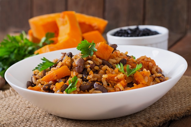 Mexicaans veganistisch plantaardig pilau met snijbonen en pompoen