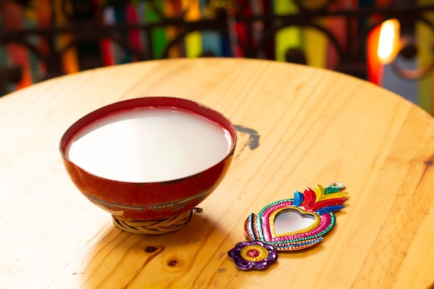 Mexicaanse Azteekse drankpulque met kunstwerk op tafel