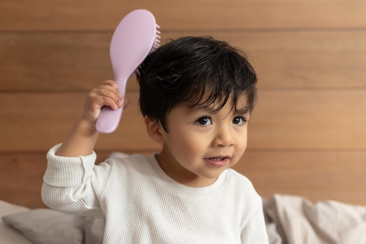 Mexicaanse baby aan het kammen na het douchen op de slaapkamer