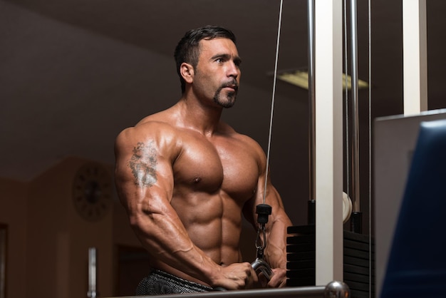 Mexicaanse bodybuilder doet zware oefening voor triceps