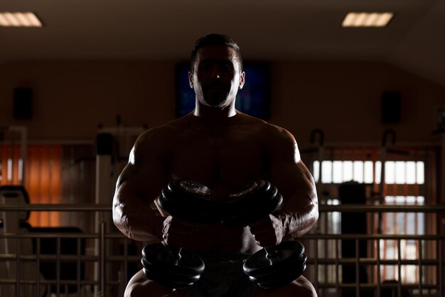 Mexicaanse Bodybuilder Traint Borst Halter Concentratie Krullen