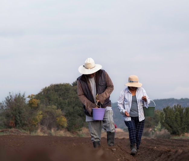 Foto mexicaanse boer plant bonen in harmonie met het milieu