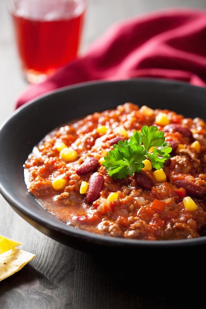 Mexicaanse chili con carne in zwart bord