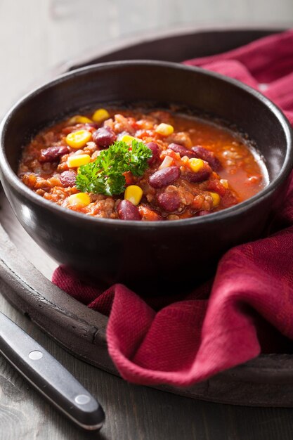 Foto mexicaanse chili con carne in zwarte kom