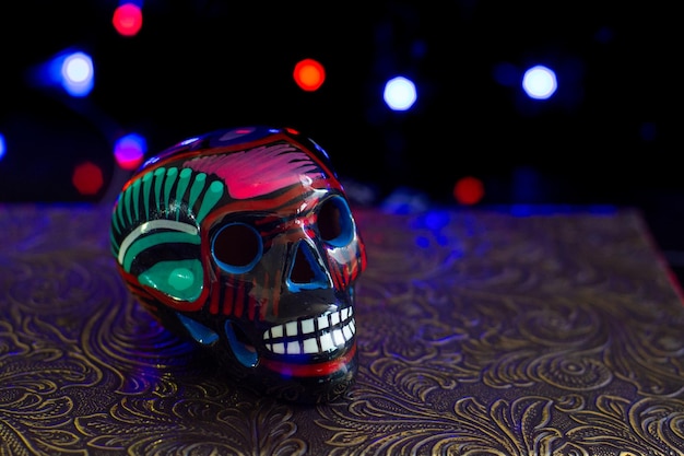Mexicaanse dia de muertos keramische schedel op zwarte achtergrond