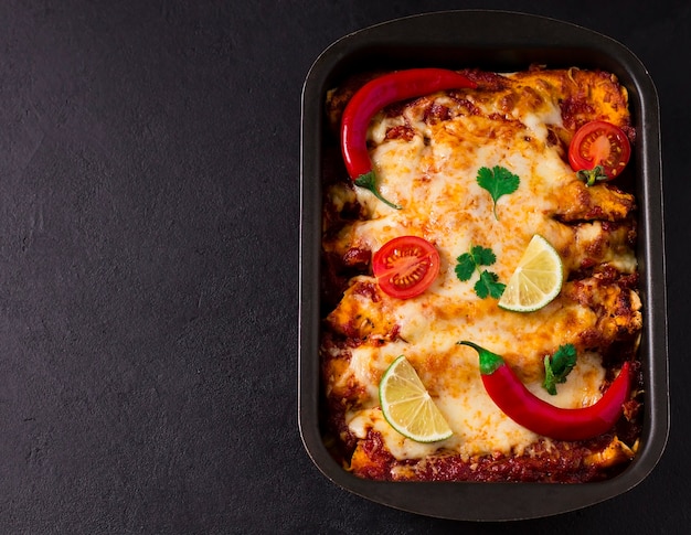 Mexicaanse Enchilada gebakken op een bakplaat.