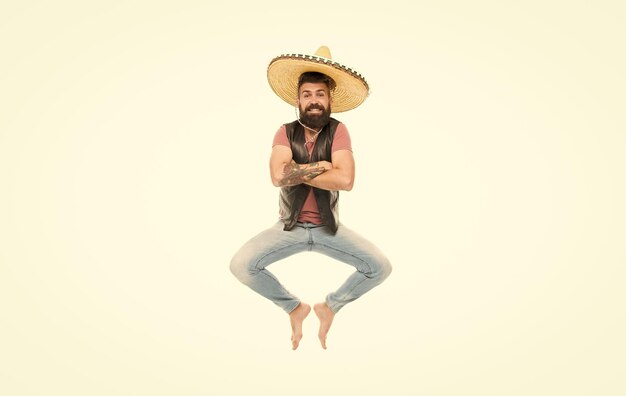 Mexicaanse energie Man bebaarde vrolijke man draagt sombrero Mexicaanse hoed Mexicaans feestconcept Vier traditionele Mexicaanse vakantie Guy blij vrolijk gezicht plezier dansen springen Leven in beweging