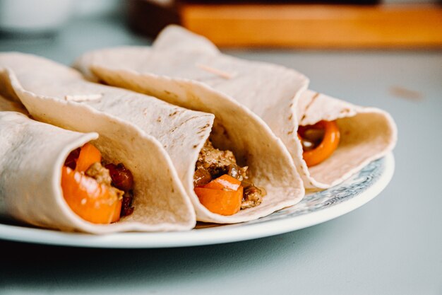 Mexicaanse fajita's met veganistische specerijen op een bord in de keuken met paprika