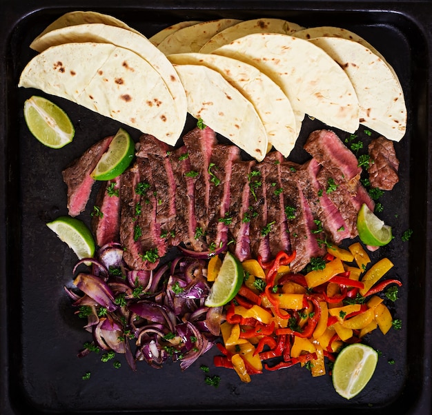 Mexicaanse fajitas voor biefstuk en gegrilde groenten