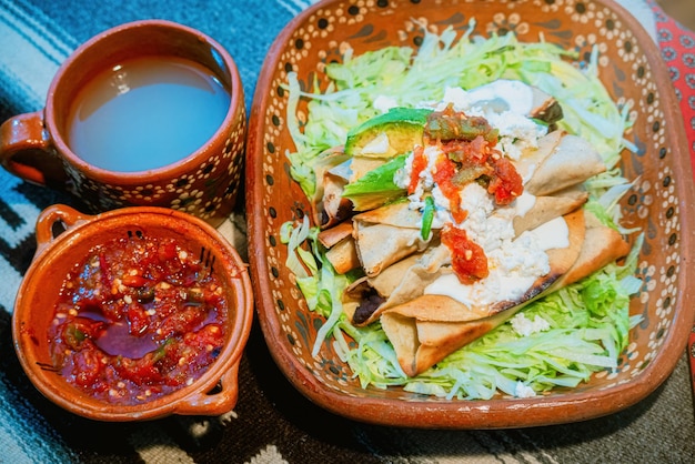 Mexicaanse flautas met sla avocado roomsaus en vers water