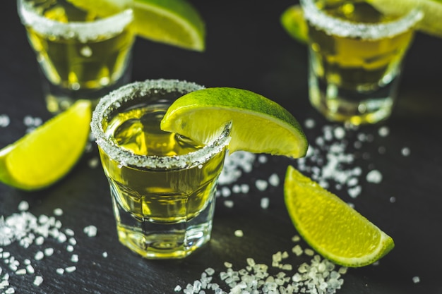 Mexicaanse gouden Tequila geschoten met limoen en zout