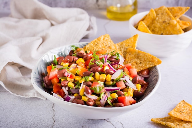 Mexicaanse groentesalade cowboy kaviaar en nacho's in een kom op tafel