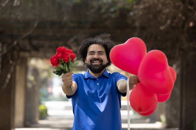 Mexicaanse jonge man met ballonnen en bloemen op valentijnsdag