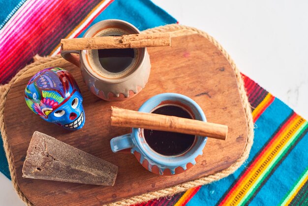 Foto mexicaanse koffiekleipot met piloncillo en kaneel cafe de olla warme drank uit mexico