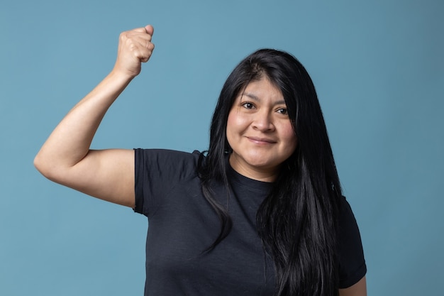 Mexicaanse Latijnse vrouw die de macht van het bicepsmeisje toont