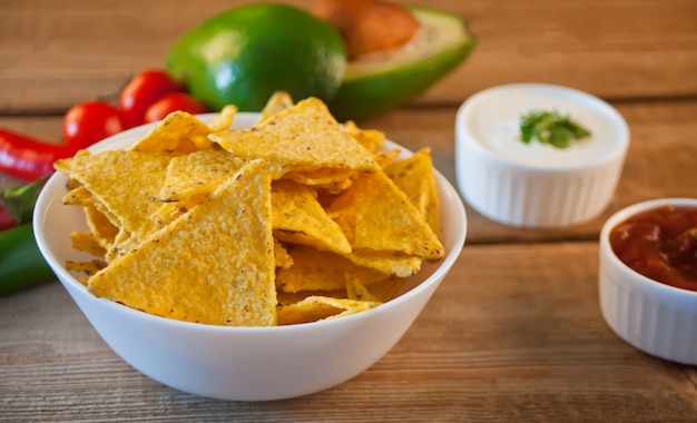 Mexicaanse maïs chips nacho's met salsa duik