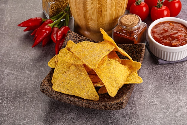 Mexicaanse maïsnachochips met salsadip