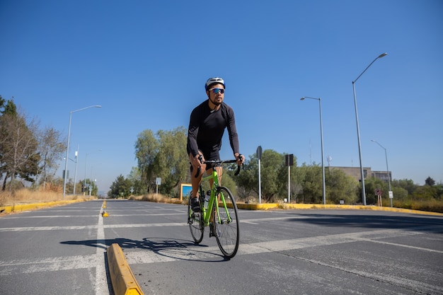 Mexicaanse man fietsten op stad