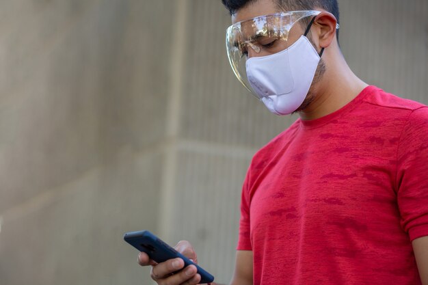 Mexicaanse man met gezichtsmasker beschermend isolatiemasker