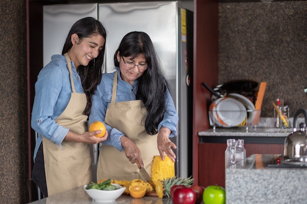 Mexicaanse moeder en dochter koken in de keuken, Moederdag